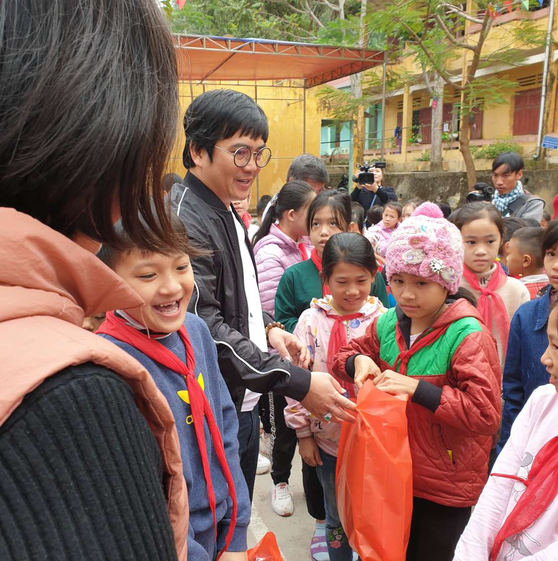 Babeeni donated 100 winter jackets to children in Ha Giang province